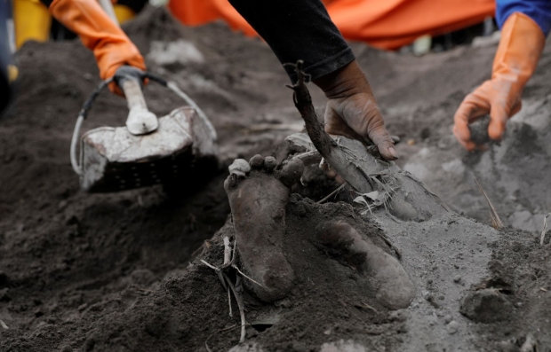 수색 구조대가 지난 6일 한 희생자를 발견하고 수습하는 모습.(사진=로이터 연합뉴스)
