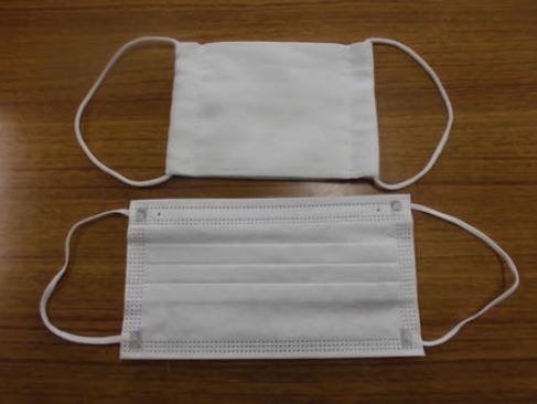 후생노동성이 배포한 천마스크(위)와 일반적으로 판매되는 부직포 마스크(아래). 규슈지방의 한 돌봄시설 제공