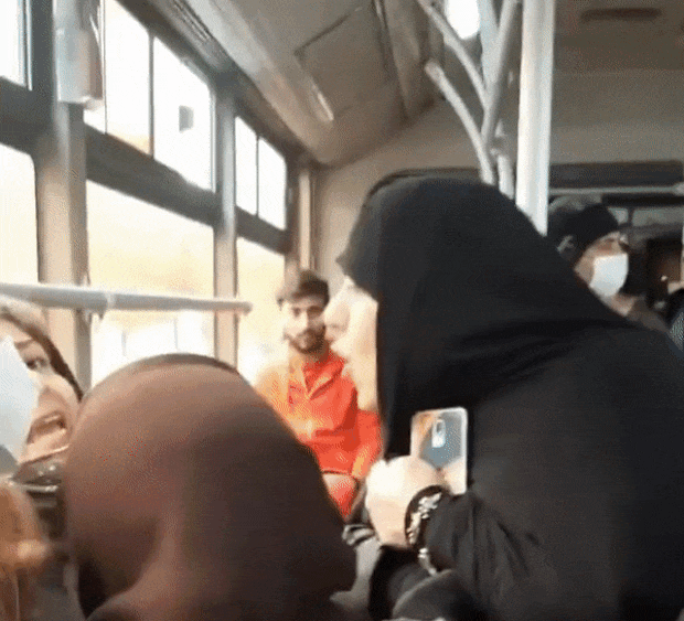 시민으로 위장해 버스에 탄 도덕경찰은 염색한 머리를 드러낸 젊은 여성을 거칠게 잡아당겼다. 그러자 다른 승객들이 발 벗고 나서서 여성을 보호했다. 특히 주변에 있던 중년 여성 승객들은 적극적으로 젊은 여성 승객을 보호하고 나섰다. 흥분해 도덕경찰에게 달려드는 젊은 여성을 붙잡아 사태 악화를 막기도 했다.