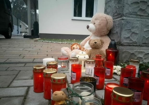 애도를 표하기 위해 이웃 주민들이 사건 현장에 가져다 놓은 초와 인형 사진=AFP 연합뉴스