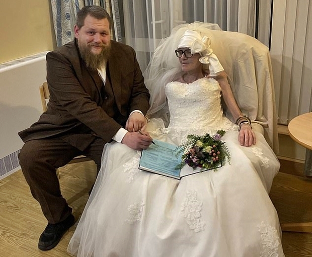 약혼 11년 만에 웨딩드레스를 입은 아내는 거울 속 자신의 모습을 보고 감격에 말을 잇지 못했다. 급조한 결혼식이었지만, 꿈에 그리던 면사포를 쓴 아내는 환한 미소를 지었다.