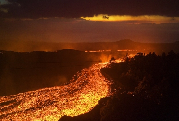 마치 강물처럼 흐르는 쿰브레 비에하 화산의 용암. 사진=AP 연합뉴스