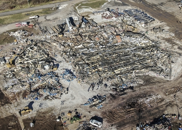 미국 중남부를 쑥대밭으로 만든 이번 토네이도로 특히 켄터키주에서 큰 인명피해가 발생했다. 토네이도가 양초공장을 휩쓸면서 근로자 110명이 매몰됐는데, 현재까지 구조된 사람은 40명 남짓이다./EPA연합뉴스