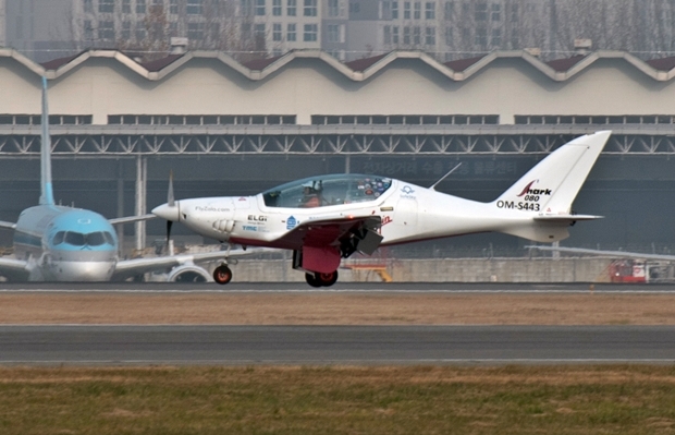 최연소 여성으로서 세계일주 단독비행에 도전 중인 벨기에·영국 국적의 자라 러더포드가 지난 11일 오후 서울 김포공항에 착륙하고 있다./연합뉴스(박준하 씨 제공)
