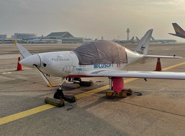 최연소 여성으로서 세계일주 단독비행에 도전 중인 벨기에·영국 국적의 자라 러더포드의 경비행기가 11일 오후 서울 김포공항에 착륙해 있다./자라 러더포드 페이스북