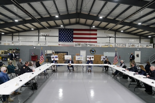 대통령 전용 헬기 ‘마린원’을 타고 켄터키주 메이필드시로 향한 바이든 대통령은 공항 격납고에서 주정부 및 지방정부 지도자들을 만나 피해 상황을 보고받았다./AP연합뉴스