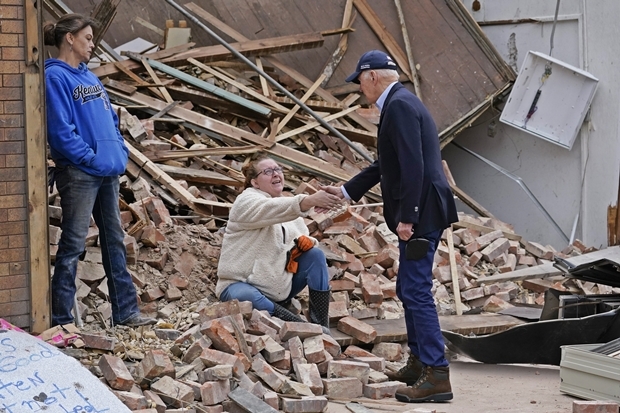 15일(현지시간) 토네이도 피해 점검에 나선 조 바이든 미국 대통령이 켄터키주 메이필드시의 한 주민과 악수하고 있다./AP연합뉴스