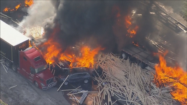 피고는 2019년 4월 25일 덴버 인근 레이크우드의 한 고속도로에서 자신이 몰던 18륜 트레일러를 시속 136㎞의 속도로 질주해 차량 정체로 멈춰 있던 트레일러 4대 등 차량 28대를 들이받았다. 이 사고로 폭발이 일어나 사고를 낸 트레일러를 포함한 차량 여러 대가 불에 타버렸고 4명이 숨지고 6명이 다친 것으로 확인됐다.