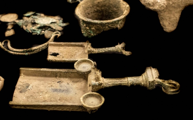 이스라엘에서 교통법규를 위반했다가 적발된 차량의 트렁크에서 2000년 전 고대 유물이 발견돼 당국이 수사에 나섰다.