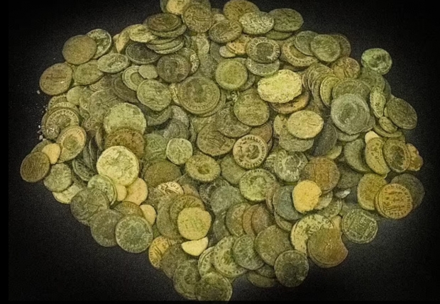 이스라엘에서 교통법규를 위반했다가 적발된 차량의 트렁크에서 2000년 전 고대 유물이 발견돼 당국이 수사에 나섰다.