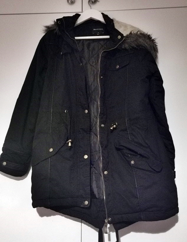 영국 노퍽주 노리치의 20대 여성은 얼마 전 온라인쇼핑몰에서 겉옷 한 벌을 주문했다. 맨체스터 기반 의류업체 위스퍼링 스미스사(社) 제품이었다. 그런데 겉옷 안주머니에서 중국인 죄수의 신분증이 나왔다.