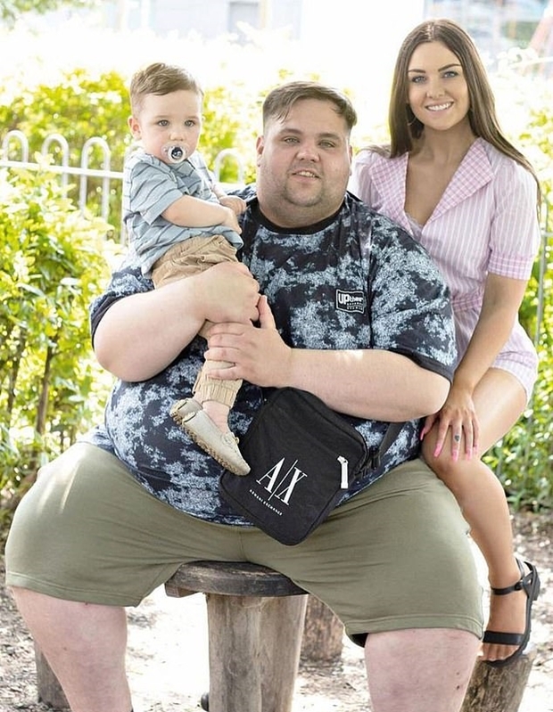 키라의 남편 키우드는 2014년부터 BBC 시트콤 ‘피플 저스트 두 낫띵’(People Just Do Nothing)에 출연 중인 배우다. 183cm 훤칠한 키와 평균 이상의 체중으로 배역을 잘 살렸다는 평가를 받는다.