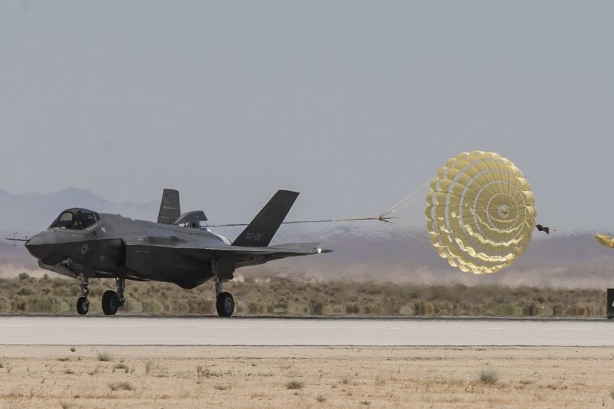 F-35A 스텔스 전투기는 블록 4 사양으로 극지방에서의 단거리 착륙을 위해 제동낙하산을 별도로 장착할 예정이다. 미 공군