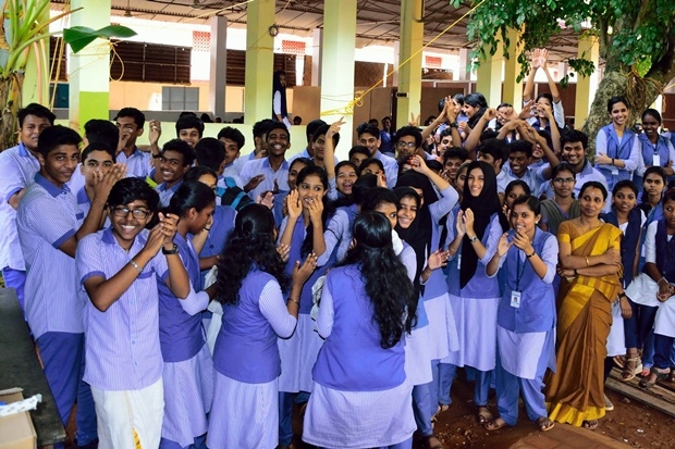 그전까지 스린기는 헐렁한 바지에 무릎까지 내려오는 웃옷, 조끼를 입고 다녔다. 전체적인 분위기가 전통의상 ‘사리’를 연상시켰다.