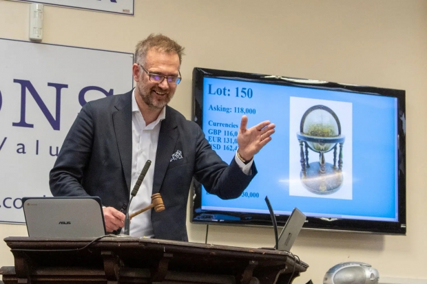 16세기 지구본이 11만6000파운드(약 1억8400만 원)에 낙찰되는 순간.(사진=핸슨스 옥셔니어스)