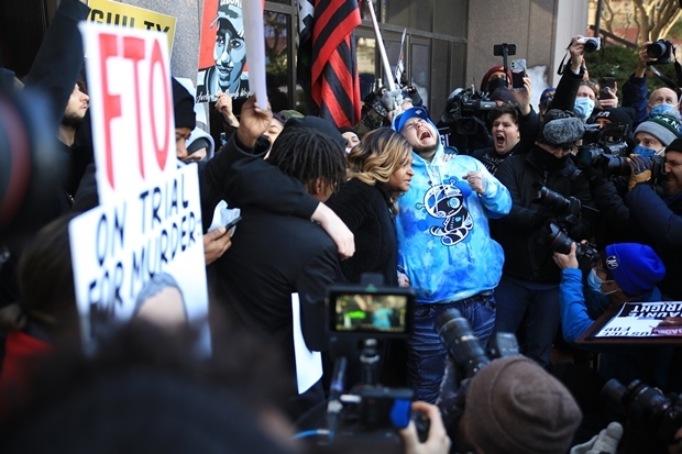 법정 밖에서 ‘흑인 목숨도 소중하다’(Black Lives Matter) 구호가 적힌 팻말과 피해자 초상화를 들고 평결을 기다리던 시위대도 박수와 환호를 보내며 기뻐했다./EPA연합뉴스