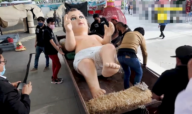 21일(이하 현지시간) 멕시코 멕시코시티 이즈타팔라파 중앙 광장에 세계 최대 아기 예수상이 전시됐다. 매년 이맘때면 어김없이 방문객을 맞던 아기 예수상은 지난해 코로나19 여파로 잠시 쉬었다가 올해 다시 모습을 드러냈다. 보도에 따르면 높이 4m, 무게 600kg에 달하는 아기 예수상은 세계에서 가장 큰 동상 중 하나다. 동상을 만든 데이비드 고메즈 레센디즈와 그의 가족은 아기 예수상 전시 후 함께 박수를 치며 기뻐했다.