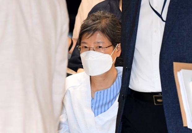 서울구치소에 수감 중인 박 전 대통령이 지병 치료차 입원하기 위해 지난 20일 오후 서울 서초구 서울성모병원에 들어서는 모습.연합뉴스 자료사진