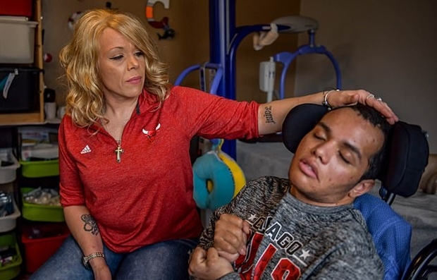 리빙스턴(오른쪽)의 어머니(왼쪽)는 “외상성 뇌손상과 만성 호흡부전으로 리빙스턴은 말도 못하고, 혼자선 먹지도, 입지도, 씻지도 못한다”라고 설명했다. 리빙스턴의 두개골을 뚫고 들어간 총알은 아직도 반대쪽 머리에 남아있다.