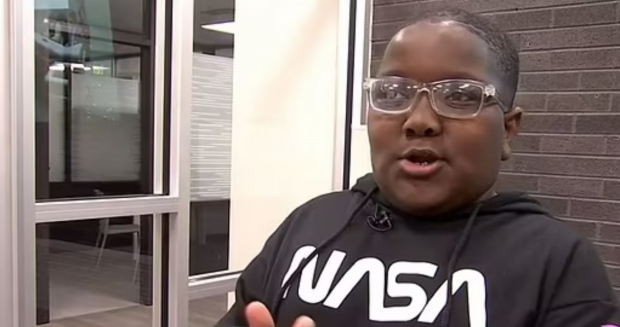 오클라호마 지역 경찰로부터 ‘명예 임명장’을 받은 11세 소년 존슨