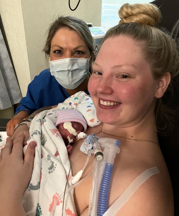 중복자궁을 가진 미국 여성 핍스(오른쪽)와 두 개의 자궁으로 동시 임신한 뒤 출산한 둘째 딸(왼쪽)