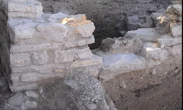 요새 벽에서 가장 심하게 파손된 부분.