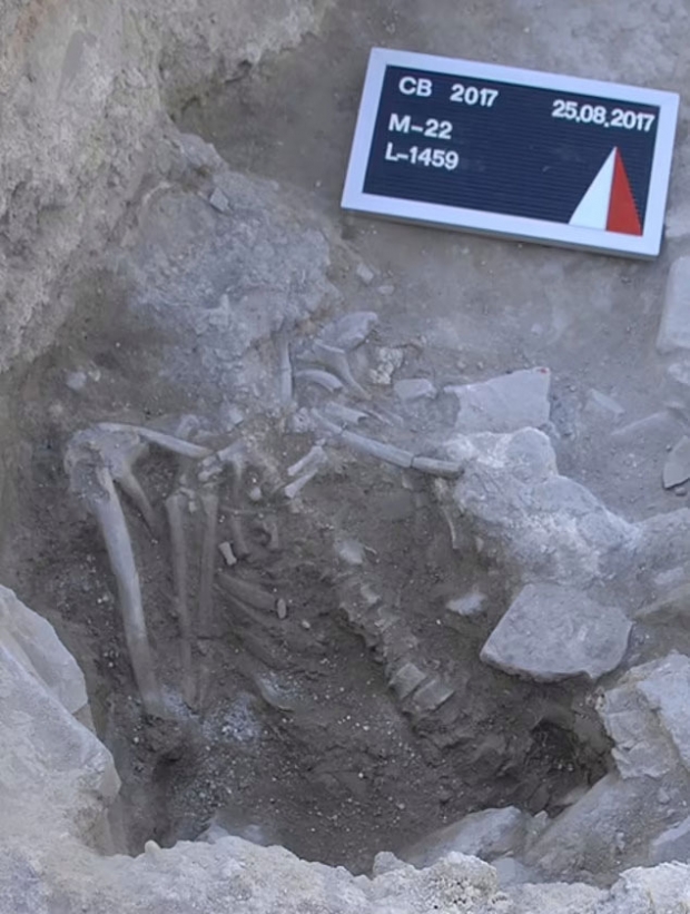 지진해일 영향으로 숨진 청년의 유해.