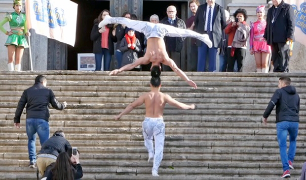 형제는 2016년 12월 같은 장소에서 90개 계단을 52초 만에 올랐다. 2014년 중국인들이 세운 25계단 60초 기록을 3배 이상 늘리며 기네스 신기록을 수립했다.
