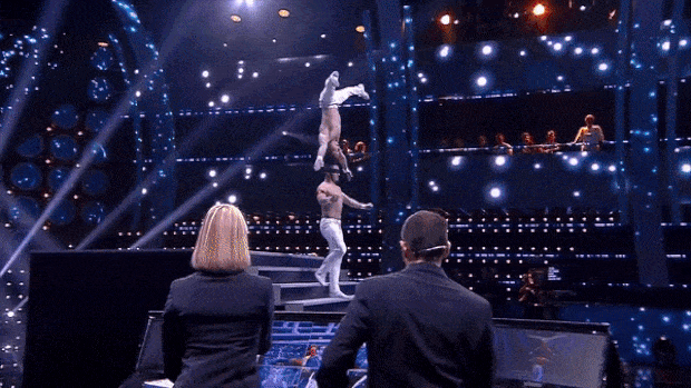 2018년 12월에는 눈을 가린 상태로 53.97초 만에 10개 계단을 내려갔다가 뒷걸음질로 올라가는 데 성공하며 새로운 기록을 탄생시켰다.