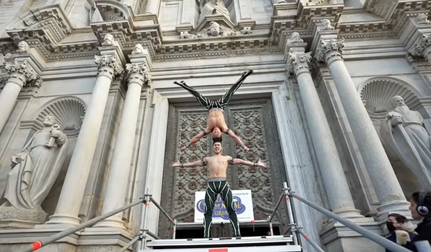 형제는 그 무엇에도 의존하지 않았다. 서로의 균형감각에 기대어 경사진 계단을 올랐다.