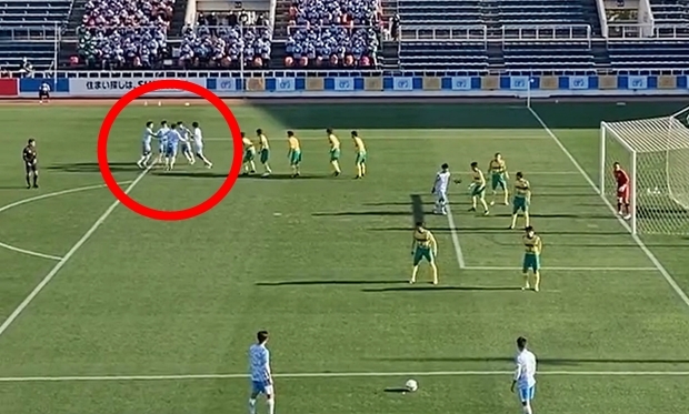 일본 고교축구에서 보기 드문 장면이 나왔다. 29일 일본 슈큐매거진은 제100회 전국고교축구선수권대회에서 ‘교활한 세트플레이’가 연출됐다고 보도했다.