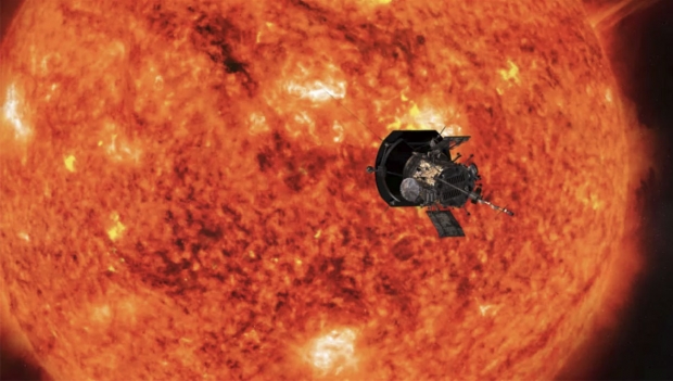 태양 탐사선이 개기일식 동안에만 볼 수 있는 코로나 속을 돌파하는 상상도.NASA/Johns Hopkins APL/Steve Gribben