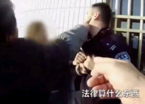 도리어 출동한 공안을 폭행하는 가정 폭력범 리 씨.