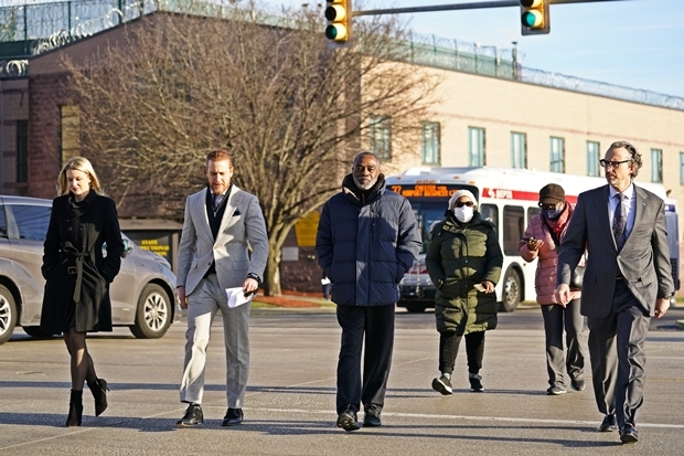4일 미국 펜실베이니아주 체스터시 교도소를 나서는 스톡스와 변호인단의 모습./AP연합뉴스