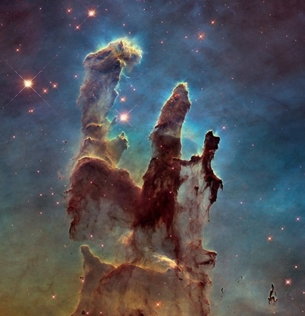 허블우주망원경이 남긴 손꼽히는 명작사진. 마치 동굴의 석순처럼 보이는 이 성운의 이름은 ‘독수리성운’(Eagle Nebula·M16)이다. 지구에서 약 7000광년 떨어진 곳에 위치한 독수리성운은 고밀도의 수소와 먼지들로 꽉 차있으며 이곳에서 셀 수 없는 수많은 별들이 탄생한다.