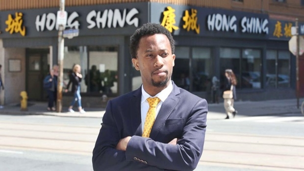 하지만 과거 이 중식당이 흑인 손님을 상대로 행한 인종차별을 떠올리는 이도 많았다. 식당 측은 2014년 한 흑인 고객에게 선불을 요구했다가 인종차별 논란에 휘말린 바 있다. 법원은 2018년 식당의 인종 프로파일링(인종을 기준으로 한 차별적 대우)이 인정된다고 판결했다. 이에 따라 식당은 피해 고객에게 보상금 1만 호주달러(약 860만원)를 지불했다.