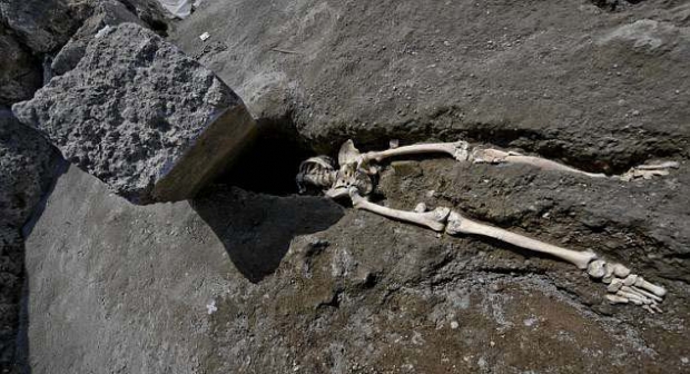 과거 폼페이 유적지에서 발굴된 얼굴 부근이 직사각형의 바위에 짓눌린 유골