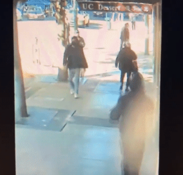 가해자는 모자까지 뒤로 젖히고 빠르게 노인을 쫓더니, 한 손으로 노인 등을 강하게 떠밀었다. 장바구니를 들고 뒤뚱뒤뚱 걷던 노인은 힘없이 땅바닥에 내팽개쳐졌다.