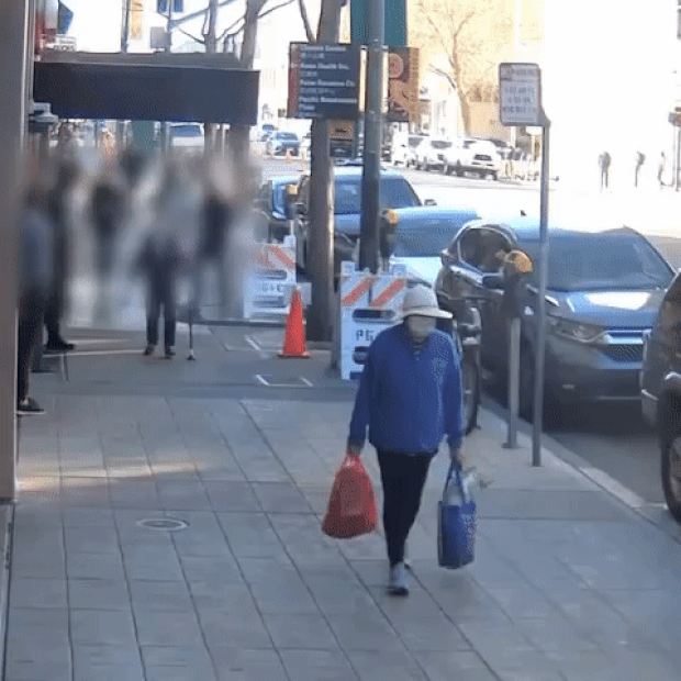 ABC7은 폭행을 목격한 남성이 가해자를 주먹 한 방으로 제압하는 영상을 공개했다. 신변 보호를 위해 흐릿하게 처리한 화면이지만, 남성 주먹에 머리를 맞은 가해자가 휘청이며 들고 있던 휴대전화를 떨어뜨리는 걸 확인할 수 있다.