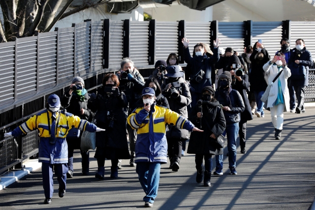 일본 도쿄 우에노 동물원에서 지난 12일 쌍둥이 판다를 보기 위해 방문한 방문객들의 모습.(사진=신화 연합뉴스)