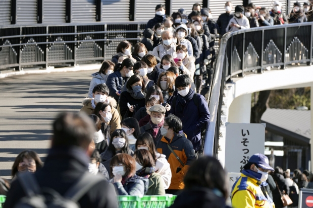 일본 도쿄 우에노 동물원에서 지난 12일 쌍둥이 판다를 보기 위해 방문한 방문객들의 모습.(사진=신화 연합뉴스)
