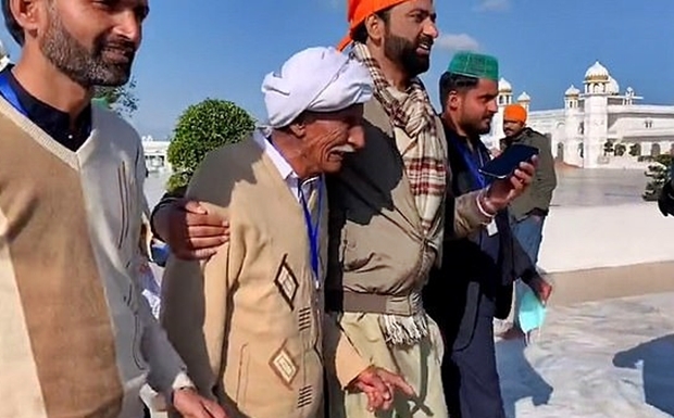 동생을 만나러 인도에서 먼 길을 달려온 형 하비브 셸라(가명)는 동생을 보자마자 끌어안고 오열했다.