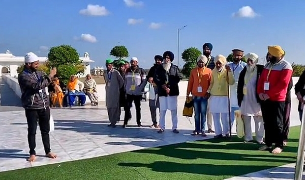 지팡이를 짚고 나타난 동생 무함마드 시디끄 역시 형 어깨를 감싸 안고 흐느꼈다.