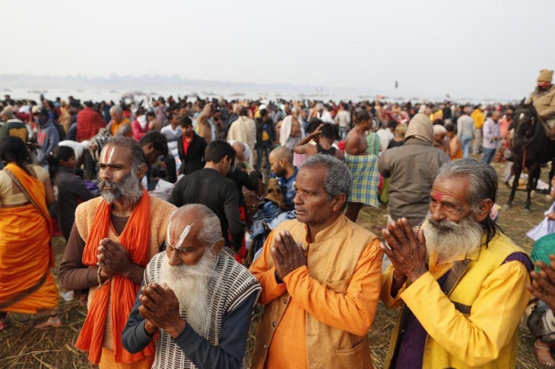 인도 현지시간으로 14일, 갠지스강과 야무나강이 만나는 지점인 상감에서 힌두교 축제 ‘마그 멜라’가 시작됐다. 마스크를 쓰지 않은 순례객 수천 명이 이곳에 몰려들면서 코로나19 확산 우려가 높아지고 있다. AP 연합뉴스