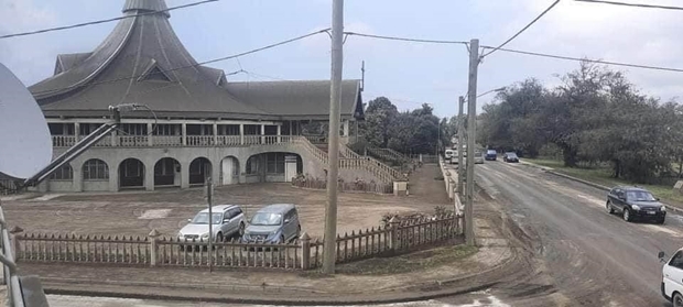 통가 본섬 통가타푸섬에 위치한 수도 누쿠알로파 중심지. 통가에서 가장 유서 깊은 가톨릭 교회 ‘파도바의 성 안토니우스 바실리카’ 역시 화산재를 뒤집어썼다. 교회 하얀 지붕과 푸른 잔디밭은 온데간데없이 사라졌다. 해당 교회는 성 요한 바오로 2세 교황이 바실리카(대성전) 지위를 부여했다.