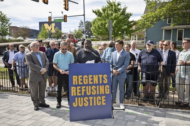 1988년부터 1991년까지 미시간 대학교 미식축구 선수였던 존 본(왼쪽에서 세 번째)이 2021년 6월 16일 미시간주 앤아버에서 열린 성폭력 관련 기자회견에서 발언하고 있다./AP연합뉴스
