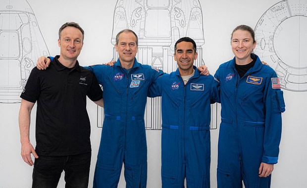 유럽우주국(ESA)의 독일 우주비행사 마티아스 마우러(왼쪽)와 미 항공우주국(NASA)의 우주비행사들.(사진=AFP 연합뉴스)