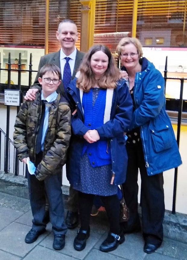 희귀 금화를 발견한 마이클 리맬러리와 그의 가족들.(사진=마이클 리맬러리 제공)