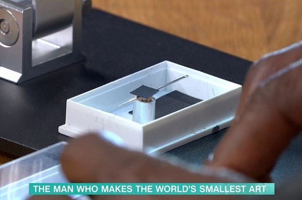 바늘구멍에 들어갈 정도로 작지만 정교한 조각을 만들어 유명해진 영국인 예술가가 방송에서 작품을 만드는 과정을 소개했다.(사진=itv)