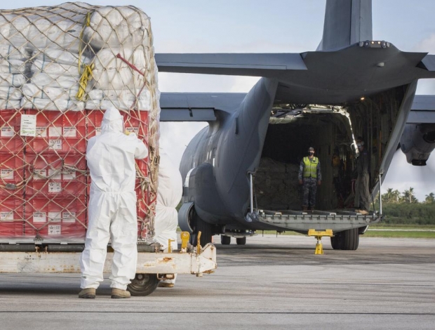 구호물품을 싣고 통가에 도착한 호주 구호선. 코로나19 확산을 방지하기 위해 비접촉 방식으로 물품을 하역했다. AP연합뉴스
